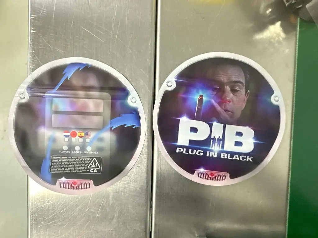 POchon bags plug in black face back .webp